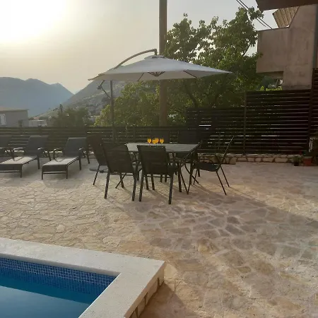 Gajo With Swimming Pool Near Split Apartment Srinjine
