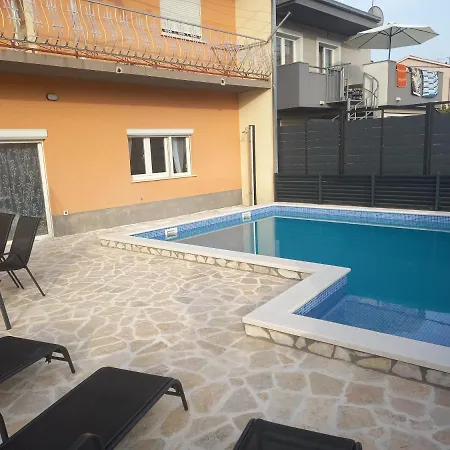 Apartment Gajo With Swimming Pool Near Split Srinjine