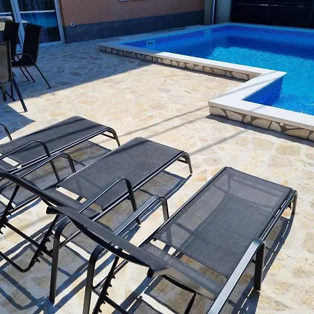 Gajo With Swimming Pool Near Split