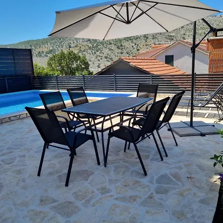 Gajo With Swimming Pool Near Split *